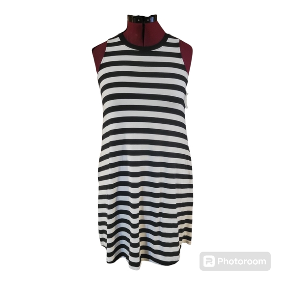 Time and Tru sleeveless loose fit dress with pockets - Picture 2 of 8